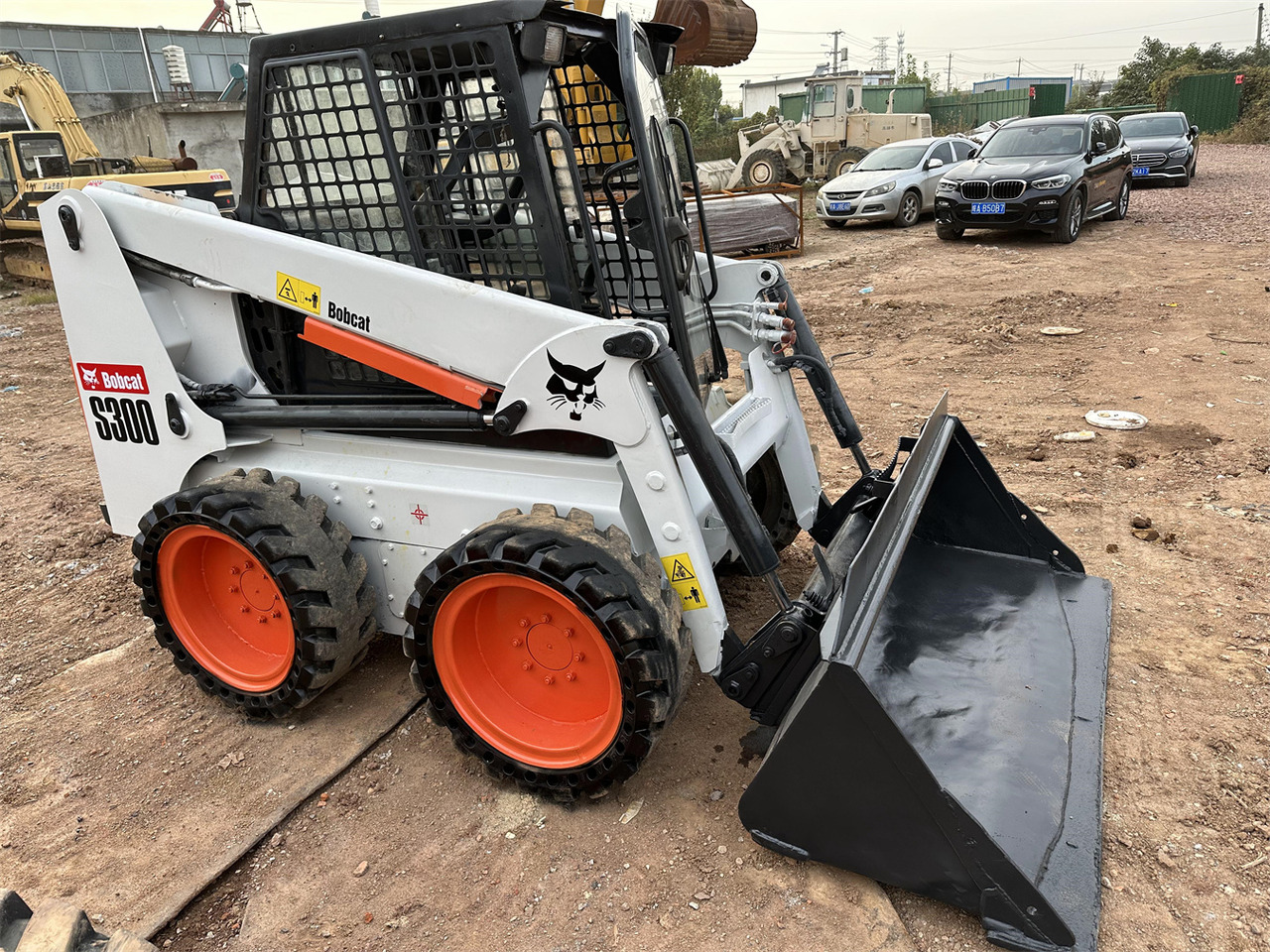 BOBCAT S300 - מעמיס היגוי החלקה: תמונה 5 BOBCAT S300 - מעמיס היגוי החלקה: תמונה 5