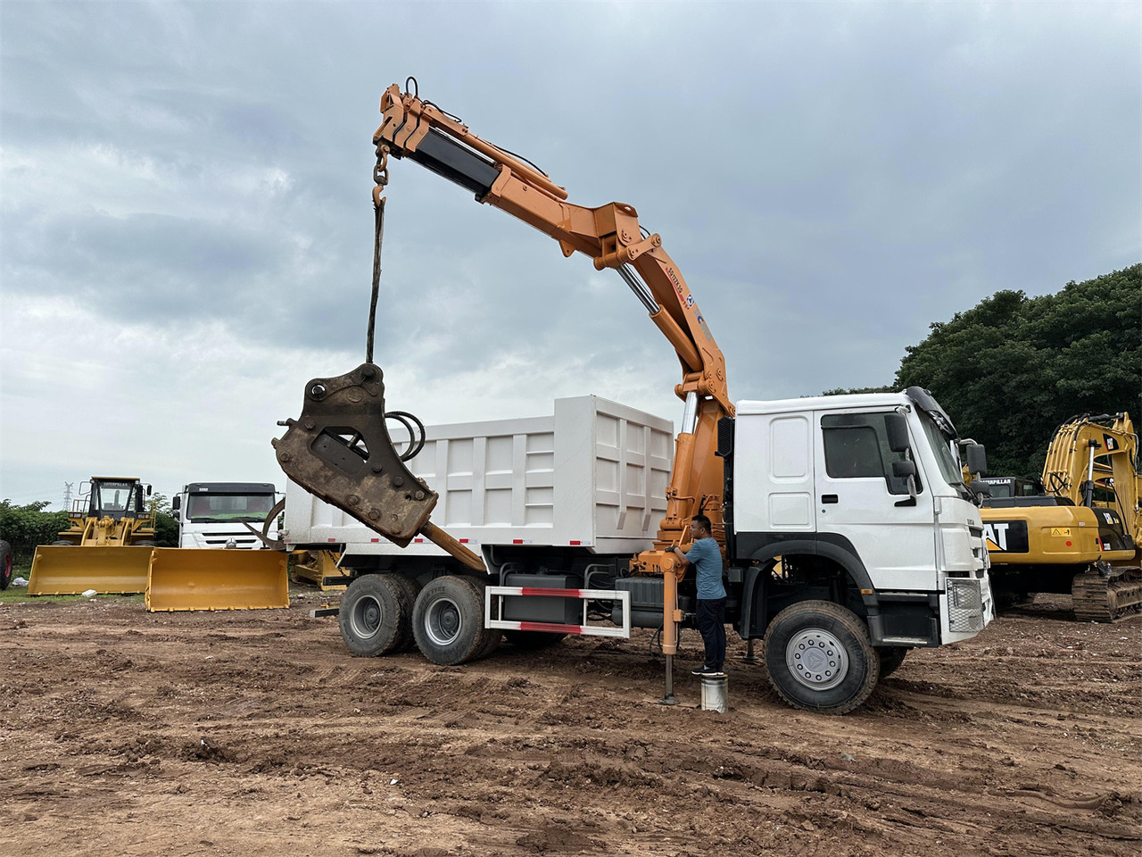 HOWO 371 Mounted Crane Dump truck - משאית מנוף: תמונה 1 HOWO 371 Mounted Crane Dump truck - משאית מנוף: תמונה 1