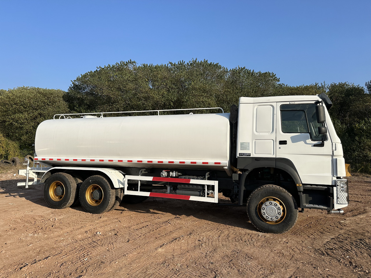 SINOTRUK HOWO 371 Water Tanker Truck - משאית מכל: תמונה 3 SINOTRUK HOWO 371 Water Tanker Truck - משאית מכל: תמונה 3