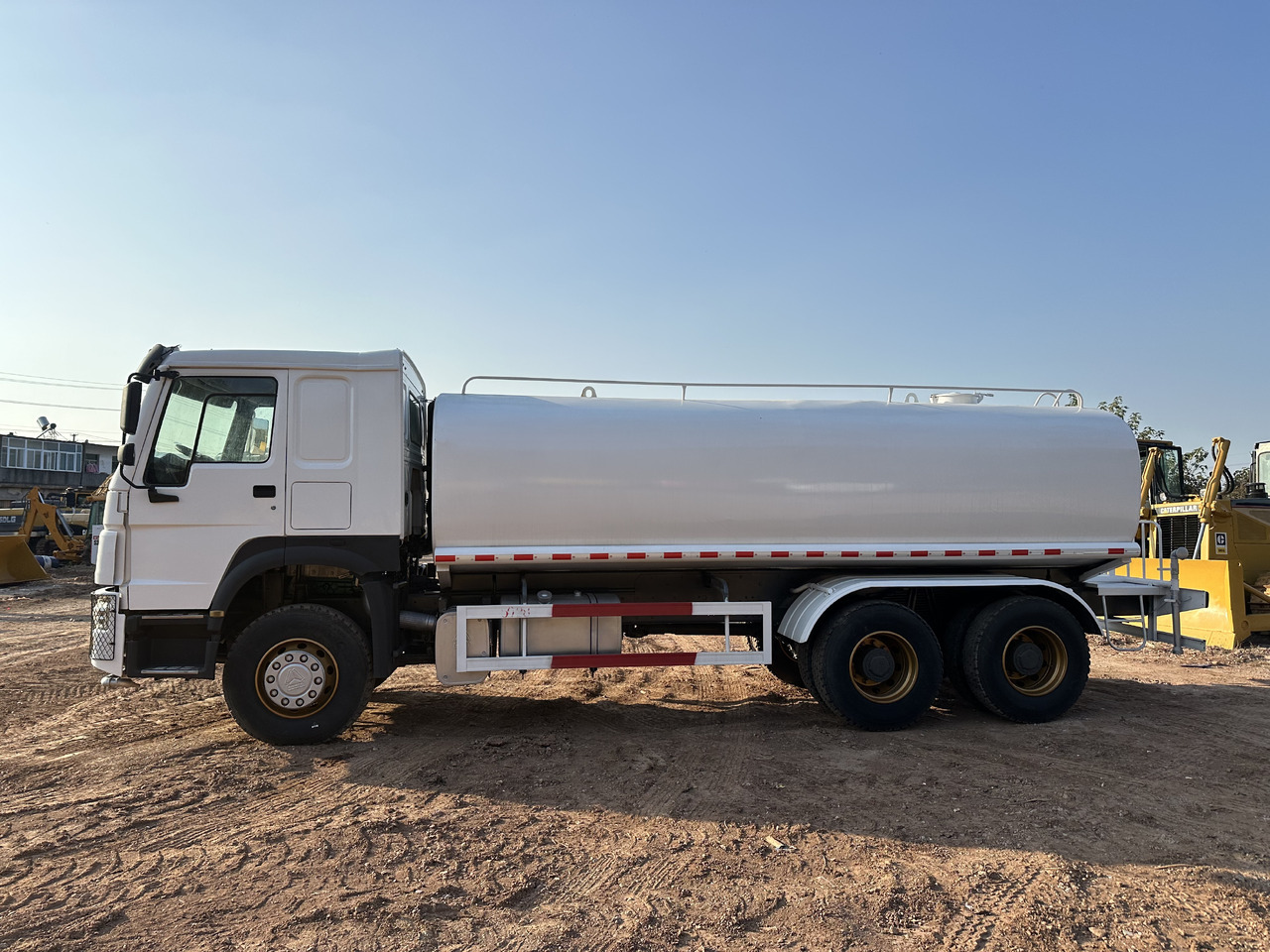 SINOTRUK HOWO 371 Water Tanker Truck - משאית מכל: תמונה 5 SINOTRUK HOWO 371 Water Tanker Truck - משאית מכל: תמונה 5