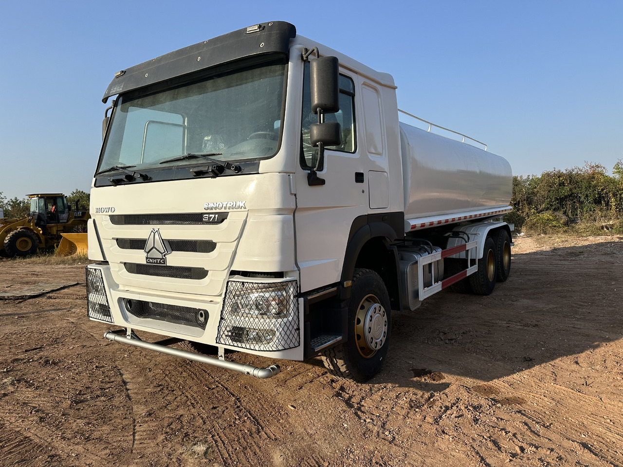 SINOTRUK HOWO 371 Water Tanker Truck - משאית מכל: תמונה 1 SINOTRUK HOWO 371 Water Tanker Truck - משאית מכל: תמונה 1