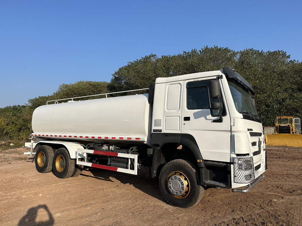 SINOTRUK HOWO 371 Water Tanker Truck - משאית מכל: תמונה 3 SINOTRUK HOWO 371 Water Tanker Truck - משאית מכל: תמונה 3