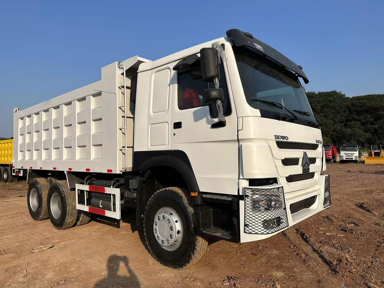 SINOTRUK HOWO 371hp 6x4 - מזהיר: תמונה 2 SINOTRUK HOWO 371hp 6x4 - מזהיר: תמונה 2