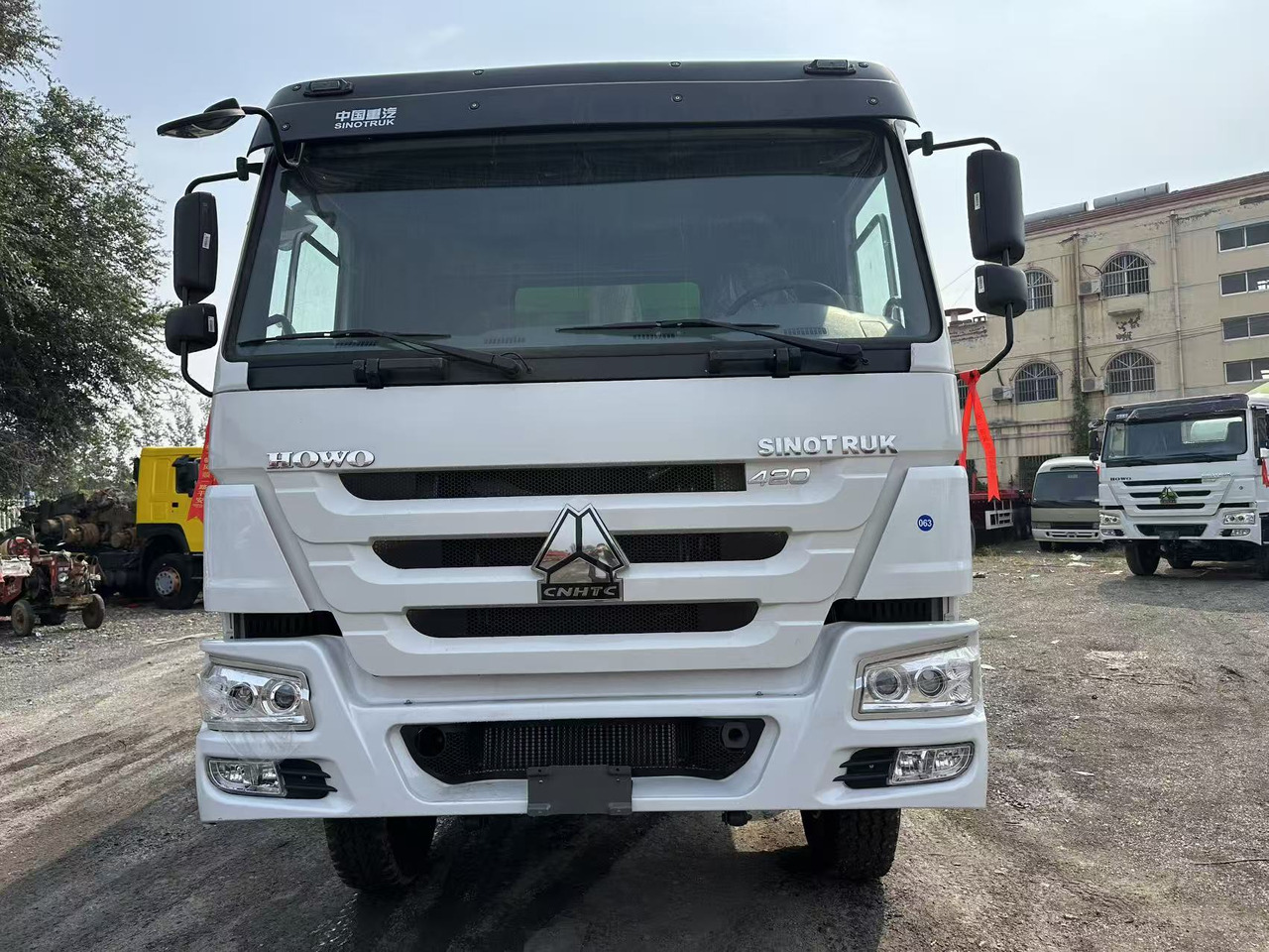 SINOTRUK HOWO 420HP 8X4 Tipper Truck - מזהיר: תמונה 5 SINOTRUK HOWO 420HP 8X4 Tipper Truck - מזהיר: תמונה 5