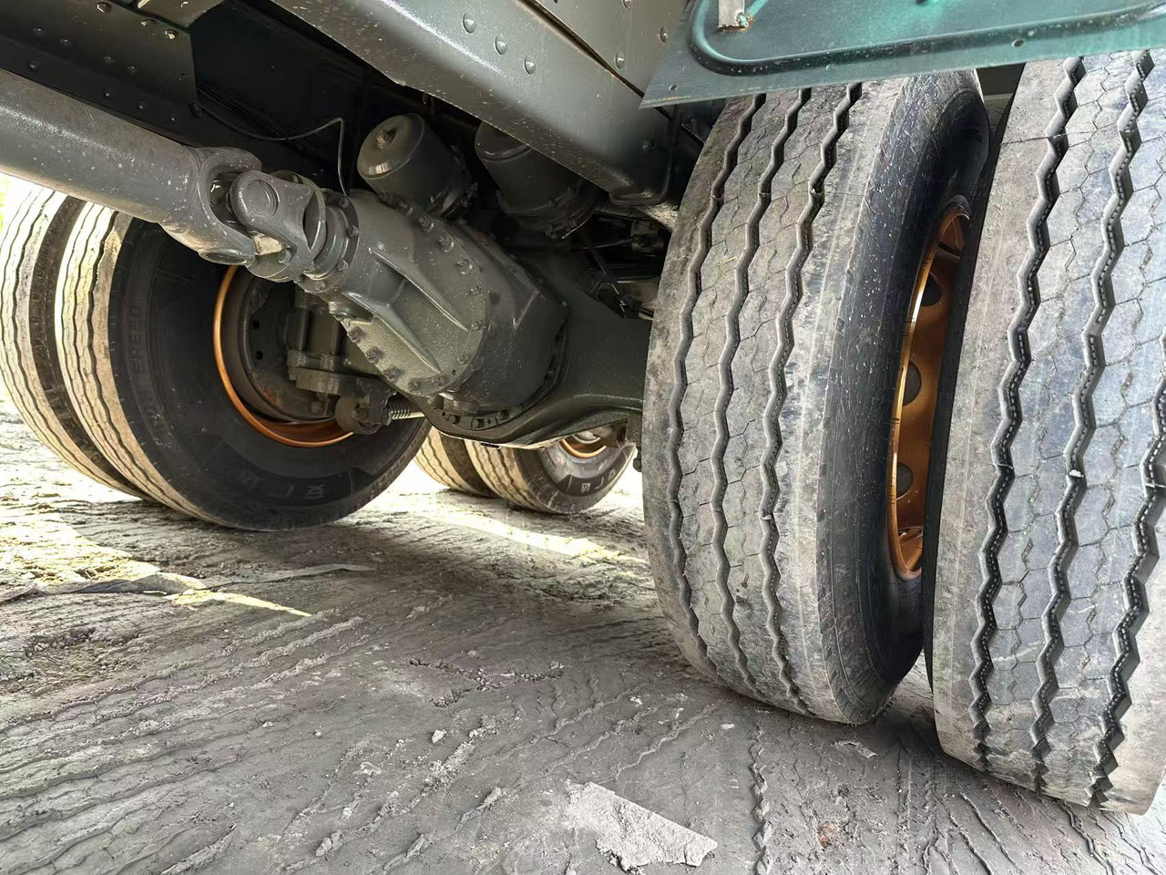 SINOTRUK HOWO 420hp 8x4 fence truck - משאית צד נופל/ שטוחה: תמונה 4 SINOTRUK HOWO 420hp 8x4 fence truck - משאית צד נופל/ שטוחה: תמונה 4