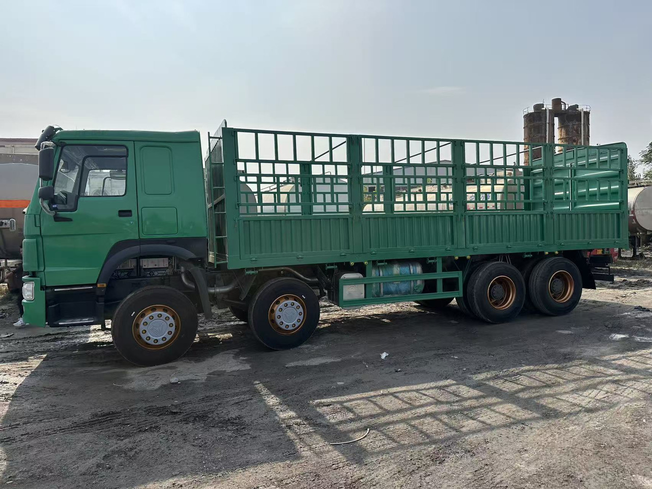 SINOTRUK HOWO 420hp 8x4 fence truck - משאית צד נופל/ שטוחה: תמונה 1 SINOTRUK HOWO 420hp 8x4 fence truck - משאית צד נופל/ שטוחה: תמונה 1