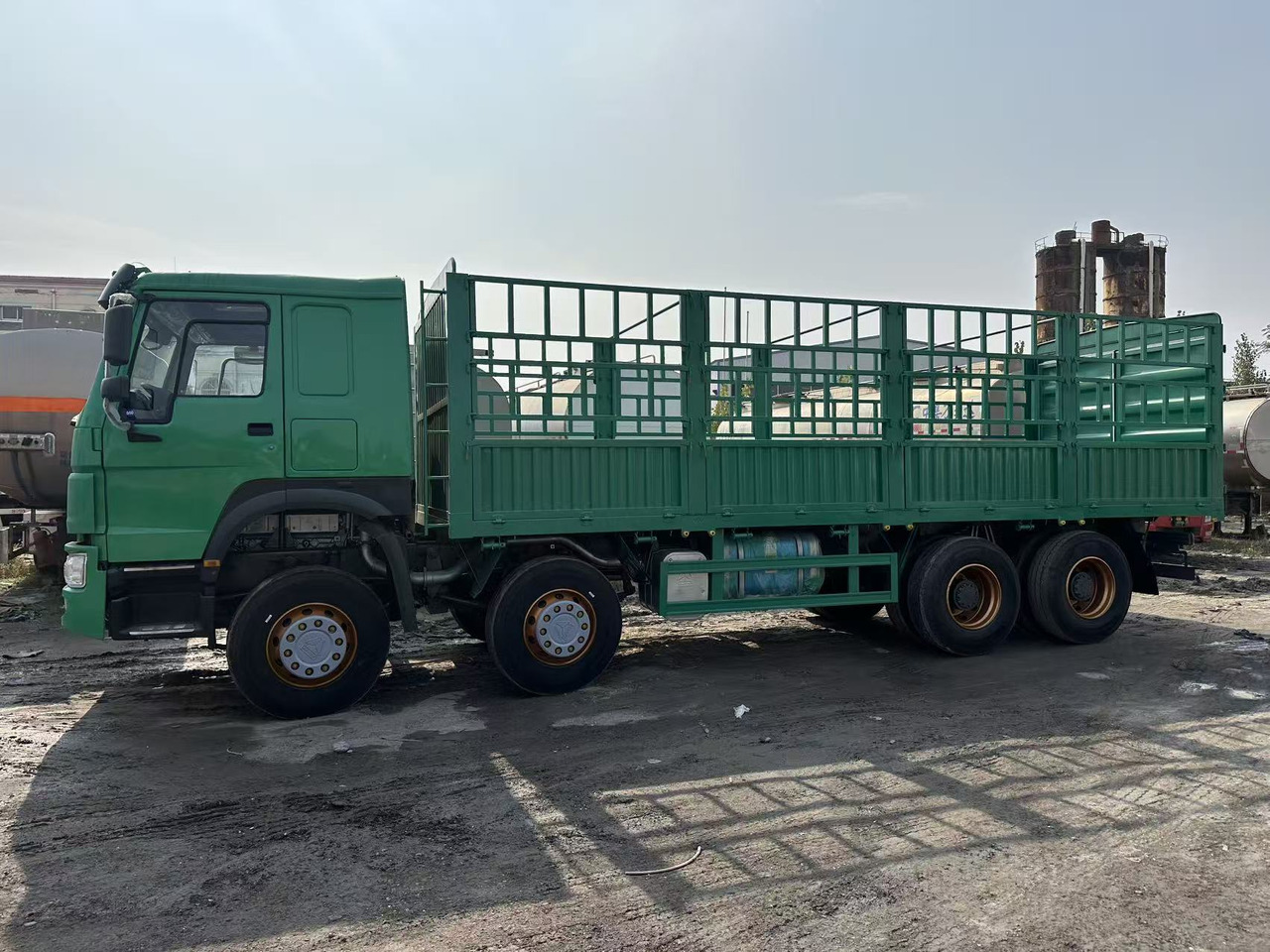 SINOTRUK HOWO 420hp 8x4 fence truck - משאית צד נופל/ שטוחה: תמונה 3 SINOTRUK HOWO 420hp 8x4 fence truck - משאית צד נופל/ שטוחה: תמונה 3