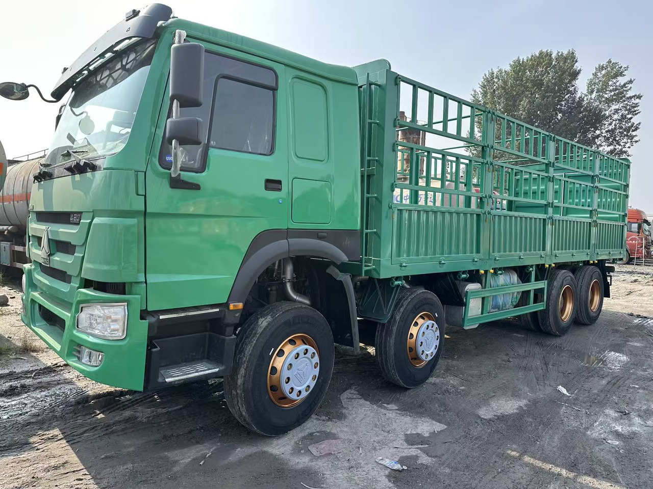 SINOTRUK HOWO 420hp 8x4 fence truck - משאית צד נופל/ שטוחה: תמונה 1 SINOTRUK HOWO 420hp 8x4 fence truck - משאית צד נופל/ שטוחה: תמונה 1