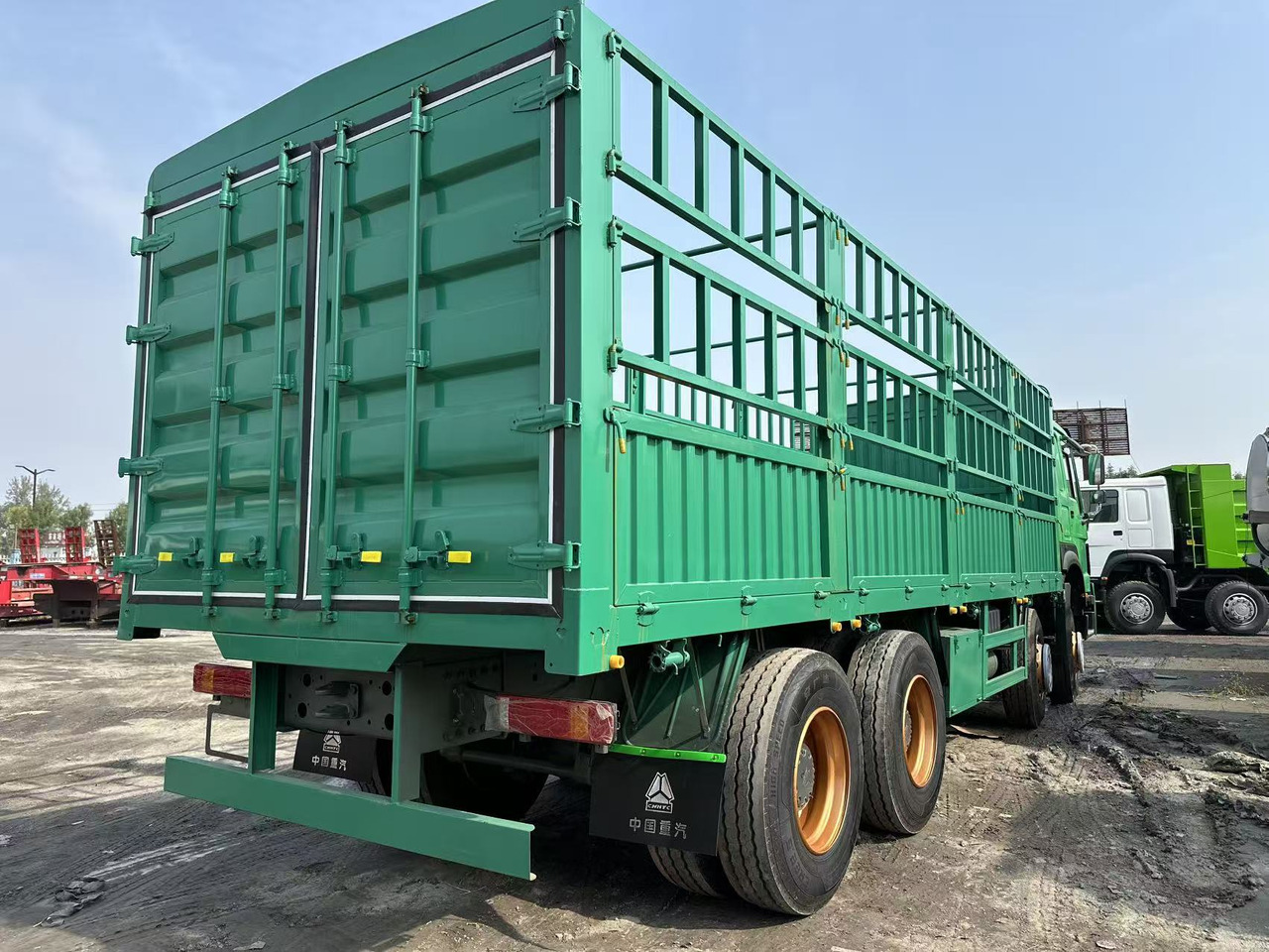 SINOTRUK HOWO 420hp 8x4 fence truck - משאית צד נופל/ שטוחה: תמונה 2 SINOTRUK HOWO 420hp 8x4 fence truck - משאית צד נופל/ שטוחה: תמונה 2