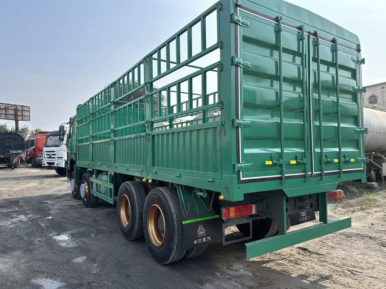 SINOTRUK HOWO 420hp 8x4 fence truck - משאית צד נופל/ שטוחה: תמונה 5 SINOTRUK HOWO 420hp 8x4 fence truck - משאית צד נופל/ שטוחה: תמונה 5