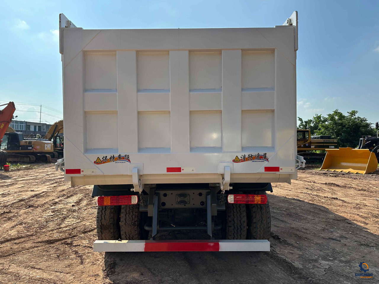 Sinotruk HOWO 400HP With Bumper 6X4 - מזהיר: תמונה 5 Sinotruk HOWO 400HP With Bumper 6X4 - מזהיר: תמונה 5