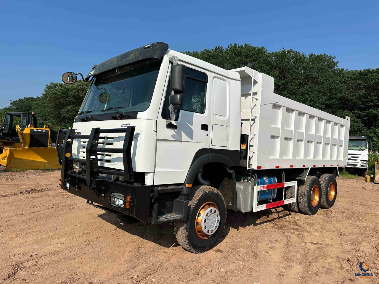 Sinotruk HOWO 400HP With Bumper 6X4 - מזהיר: תמונה 1 Sinotruk HOWO 400HP With Bumper 6X4 - מזהיר: תמונה 1