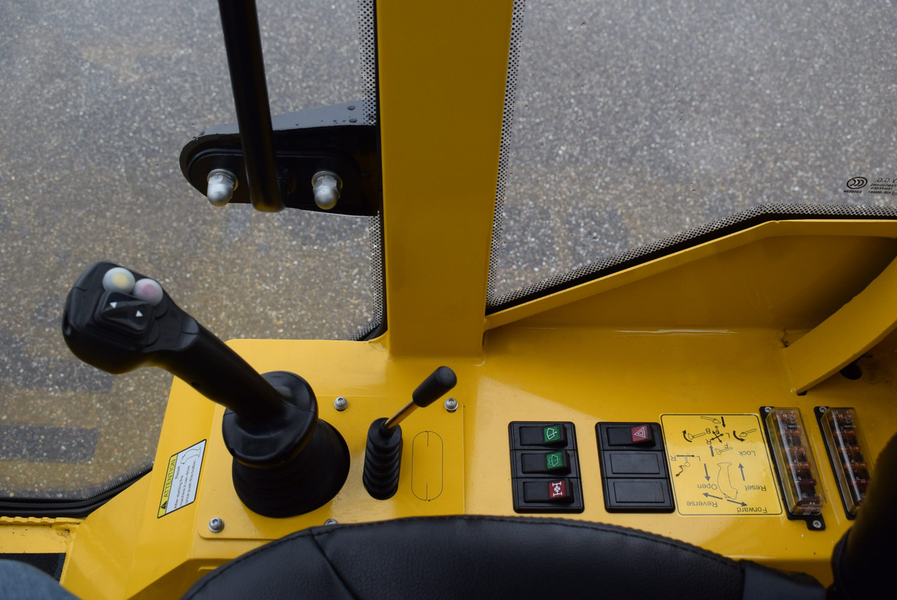 Eurotrac W13 Radlader Hoflader - מעמיס קומפקטי: תמונה 5 Eurotrac W13 Radlader Hoflader - מעמיס קומפקטי: תמונה 5