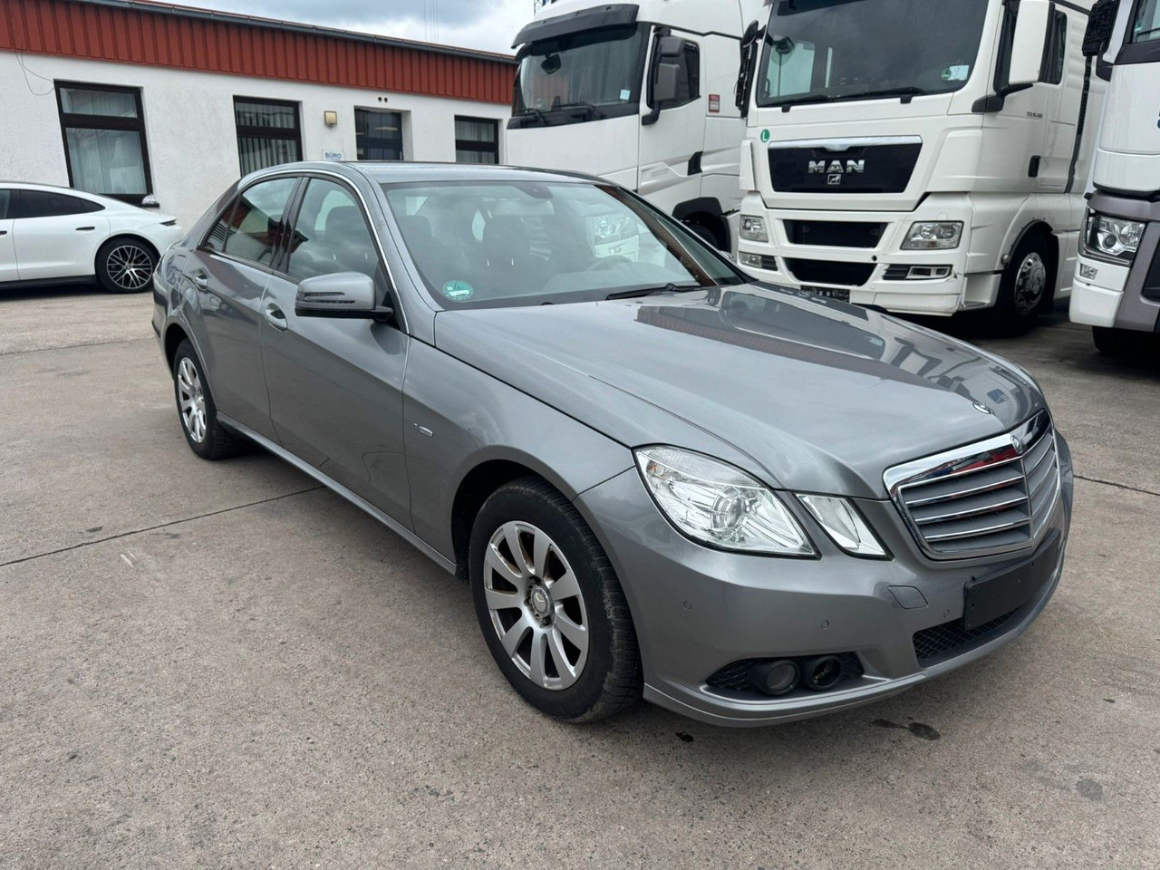 Mercedes-Benz E 200 CGI * PDC VORNE UND HINTEN * 2. HAND * - סדאן: תמונה 2 Mercedes-Benz E 200 CGI * PDC VORNE UND HINTEN * 2. HAND * - סדאן: תמונה 2