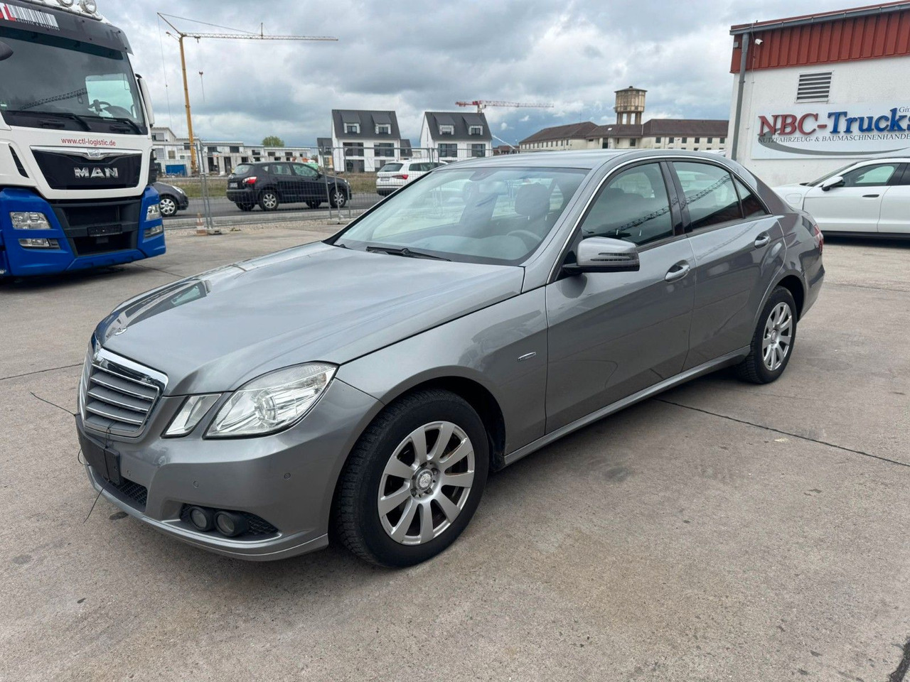 Mercedes-Benz E 200 CGI * PDC VORNE UND HINTEN * 2. HAND * - סדאן: תמונה 1 Mercedes-Benz E 200 CGI * PDC VORNE UND HINTEN * 2. HAND * - סדאן: תמונה 1