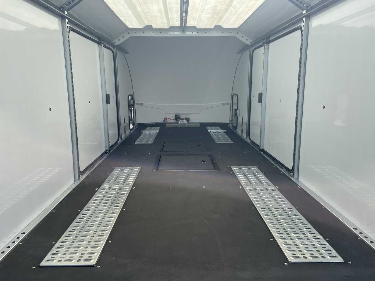 Brian James Race Transporter 7 / 6,16 m 3.500 kg - קרון נגרר בהובלה אוטומטית: תמונה 4 Brian James Race Transporter 7 / 6,16 m 3.500 kg - קרון נגרר בהובלה אוטומטית: תמונה 4