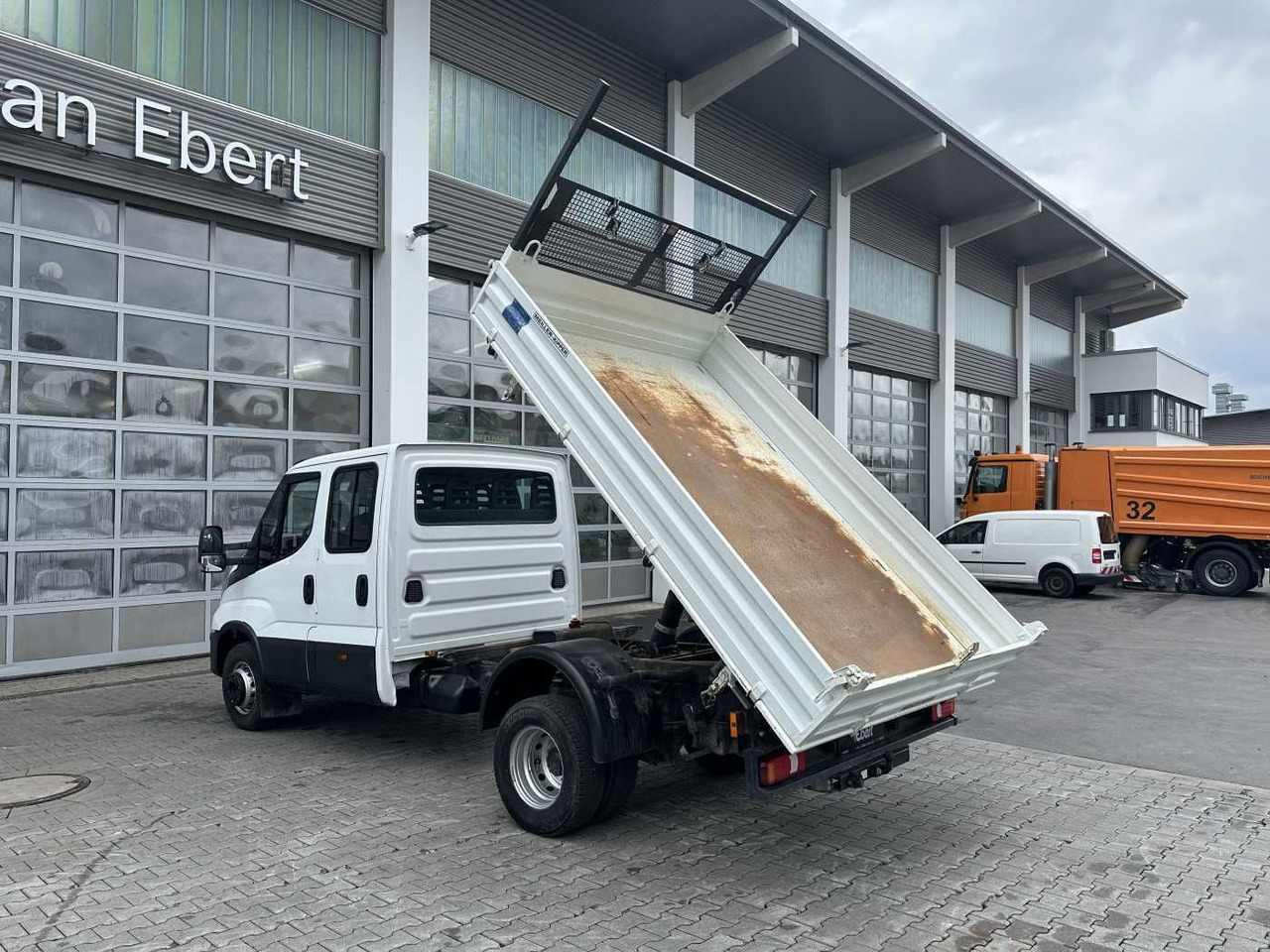 Iveco 70C18H 3-S.Kipper *R.3750mm*7Sitze*AHK* - כלי רכב מסחרי מזהיר: תמונה 3 Iveco 70C18H 3-S.Kipper *R.3750mm*7Sitze*AHK* - כלי רכב מסחרי מזהיר: תמונה 3