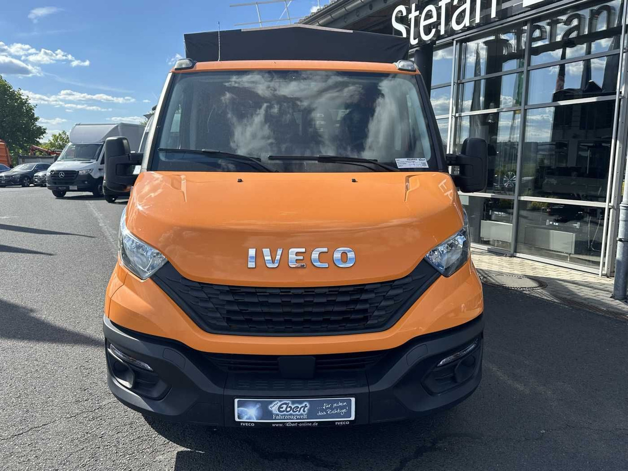 Iveco Daily 35S14 Pritsche+Plane *AHK*Ladekran*7-Sitze - כלי רכב מסחרי עם וילונות צד: תמונה 2 Iveco Daily 35S14 Pritsche+Plane *AHK*Ladekran*7-Sitze - כלי רכב מסחרי עם וילונות צד: תמונה 2