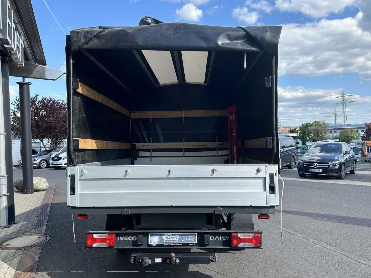 Iveco Daily 35S14 Pritsche+Plane *AHK*Ladekran*7-Sitze - כלי רכב מסחרי במיטה שטוחה: תמונה 4 Iveco Daily 35S14 Pritsche+Plane *AHK*Ladekran*7-Sitze - כלי רכב מסחרי במיטה שטוחה: תמונה 4