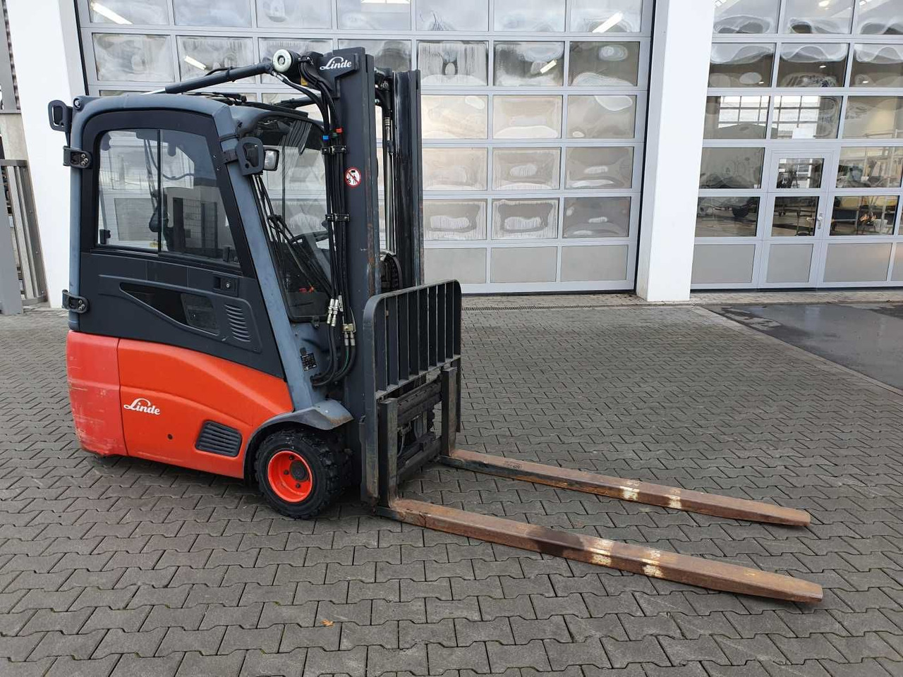 Linde E18 - 01 / Triplex: 4.50m! / SS / nur 5.672h! - מלגזה חשמלית: תמונה 2 Linde E18 - 01 / Triplex: 4.50m! / SS / nur 5.672h! - מלגזה חשמלית: תמונה 2