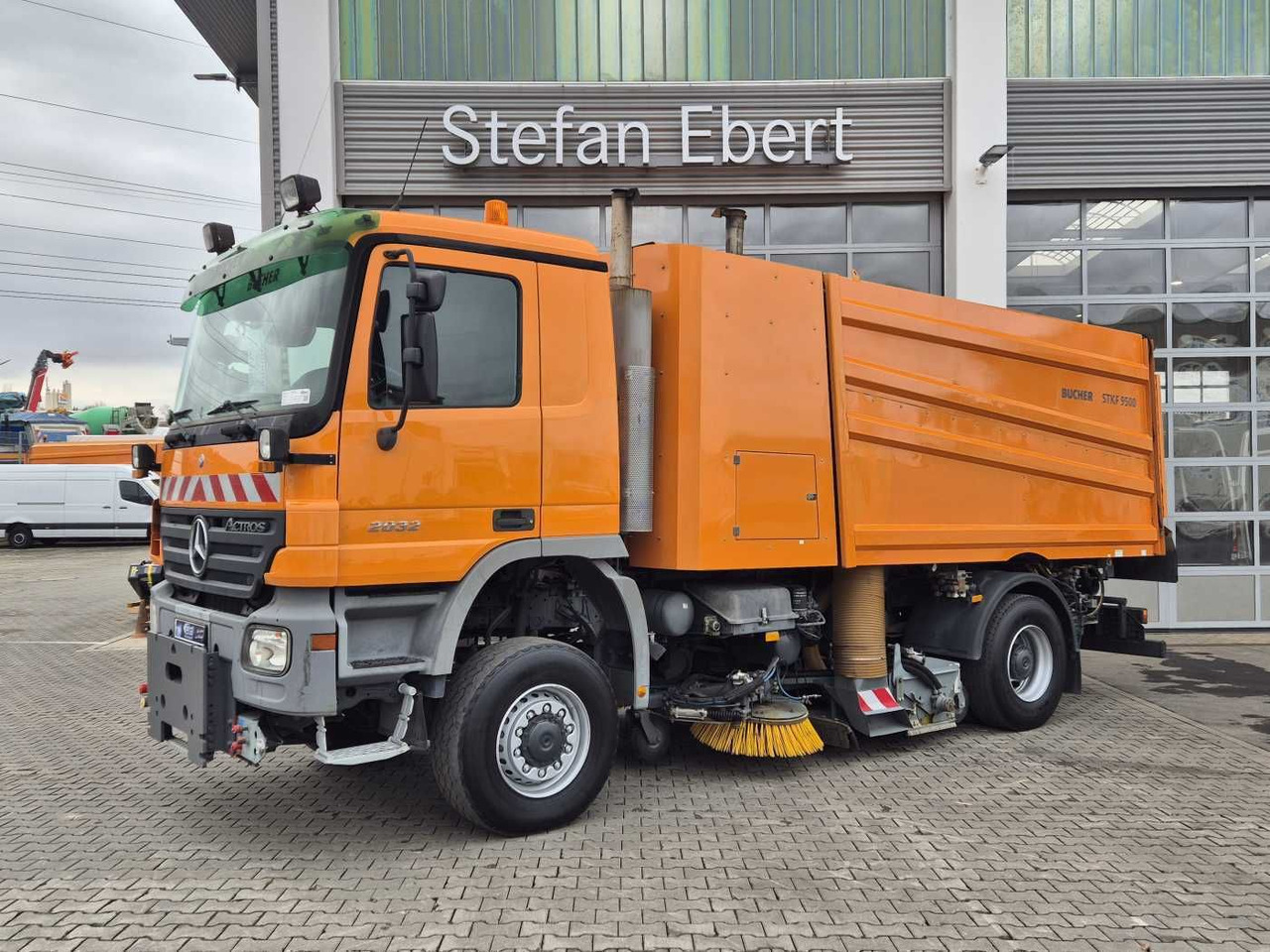 Mercedes-Benz Actros 2032 A 4x4 Bucher STKF 9500 Airport 30x - מטאטא כבישים: תמונה 3 Mercedes-Benz Actros 2032 A 4x4 Bucher STKF 9500 Airport 30x - מטאטא כבישים: תמונה 3