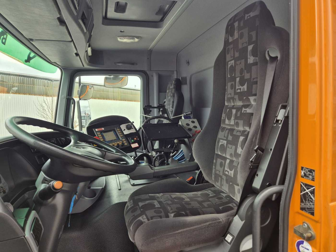 מטאטא כבישים Mercedes-Benz Actros 2032 A 4x4 Bucher STKF 9500 Airport 30x: תמונה 10
