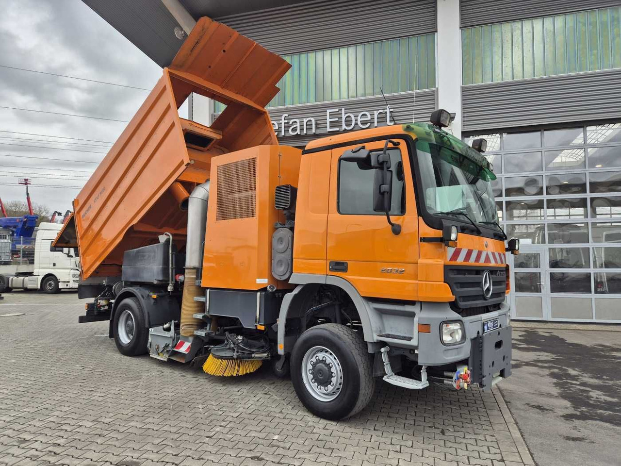 Mercedes-Benz Actros 2032 A 4x4 Bucher STKF 9500 Airport 30x - מטאטא כבישים: תמונה 2 Mercedes-Benz Actros 2032 A 4x4 Bucher STKF 9500 Airport 30x - מטאטא כבישים: תמונה 2