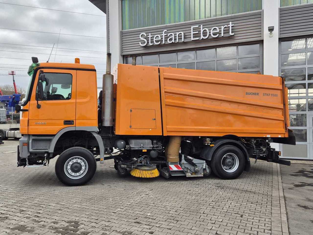 Mercedes-Benz Actros 2032 A 4x4 Bucher STKF 9500 Airport 30x - מטאטא כבישים: תמונה 5 Mercedes-Benz Actros 2032 A 4x4 Bucher STKF 9500 Airport 30x - מטאטא כבישים: תמונה 5