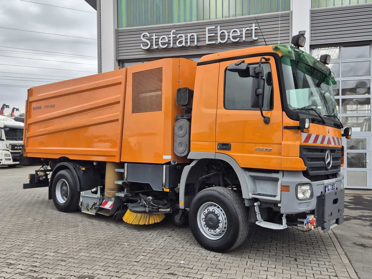 Mercedes-Benz Actros 2032 A 4x4 Bucher STKF 9500 Airport 30x - מטאטא כבישים: תמונה 4 Mercedes-Benz Actros 2032 A 4x4 Bucher STKF 9500 Airport 30x - מטאטא כבישים: תמונה 4