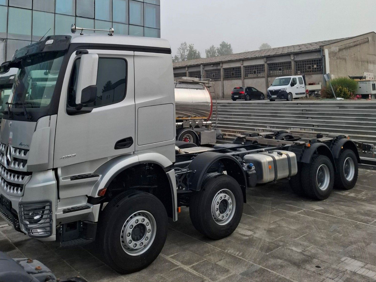 Mercedes-Benz Arocs 4153 8x4 Fahrgestell - משאית עם שלדת תא: תמונה 1 Mercedes-Benz Arocs 4153 8x4 Fahrgestell - משאית עם שלדת תא: תמונה 1
