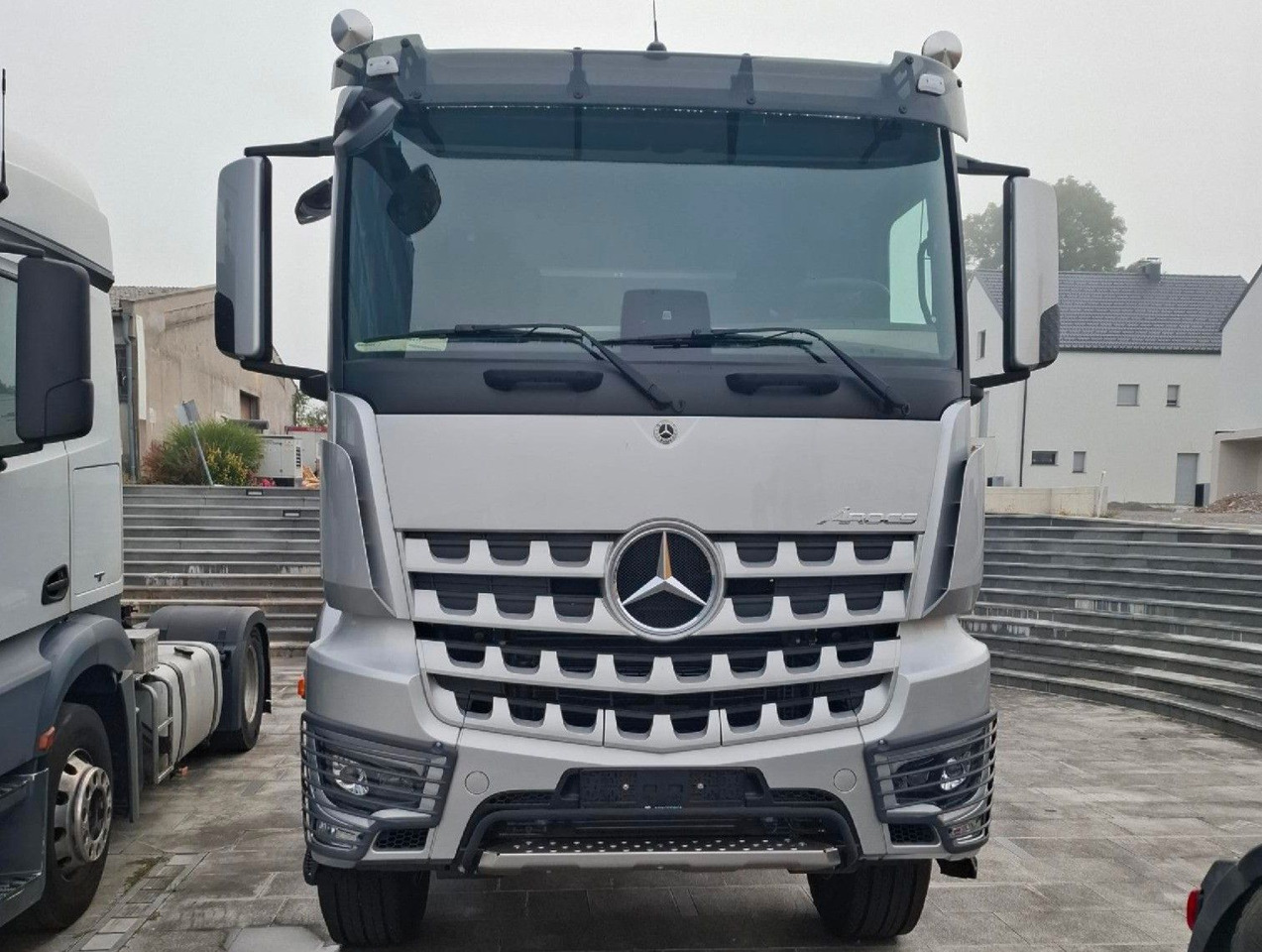 Mercedes-Benz Arocs 4153 8x4 Fahrgestell - משאית עם שלדת תא: תמונה 2 Mercedes-Benz Arocs 4153 8x4 Fahrgestell - משאית עם שלדת תא: תמונה 2
