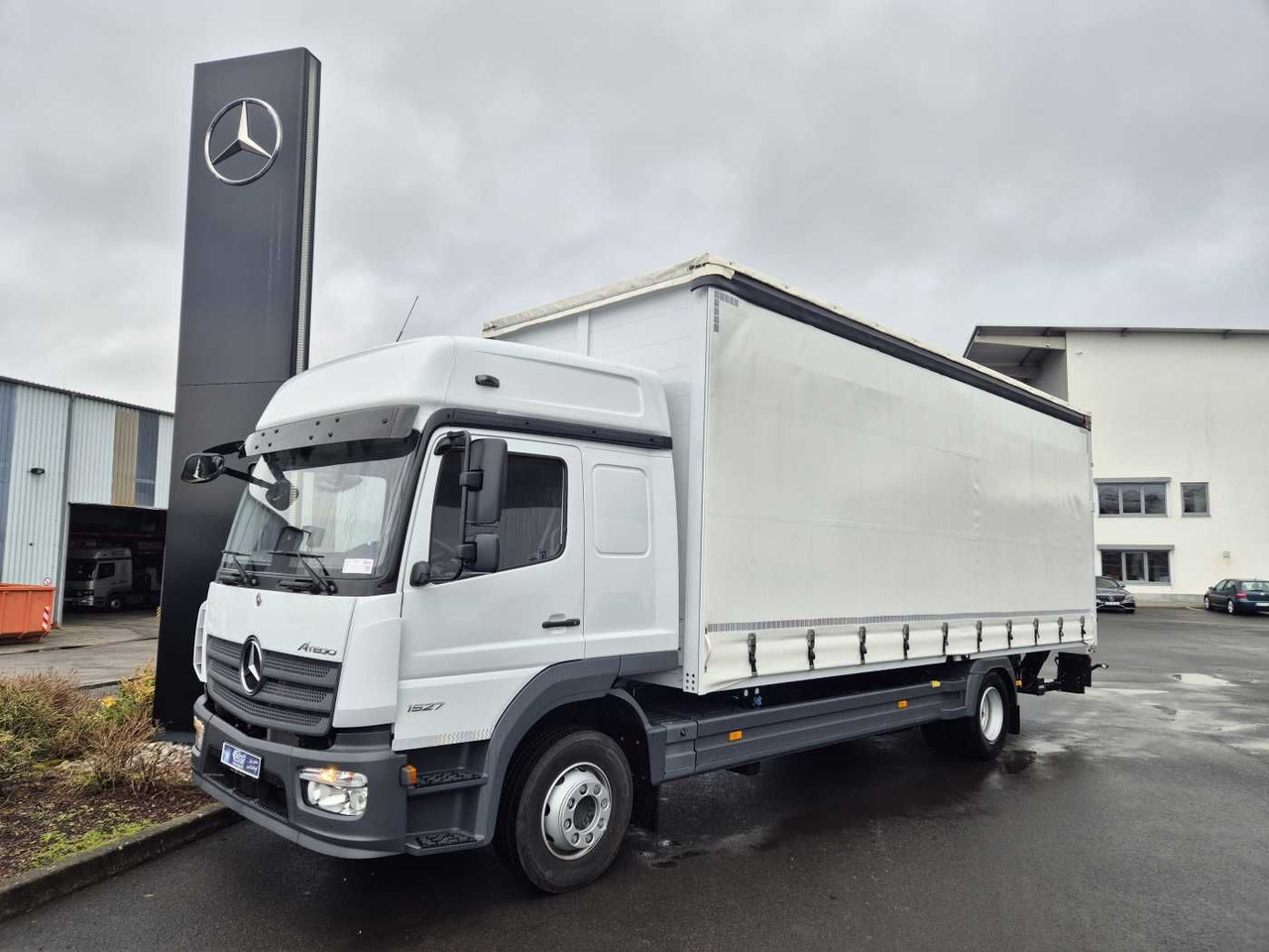 Mercedes-Benz Atego 1527 L L-Haus LBW Palfinger 1.500kg 2 Bett - משאית וילונות צד: תמונה 1 Mercedes-Benz Atego 1527 L L-Haus LBW Palfinger 1.500kg 2 Bett - משאית וילונות צד: תמונה 1