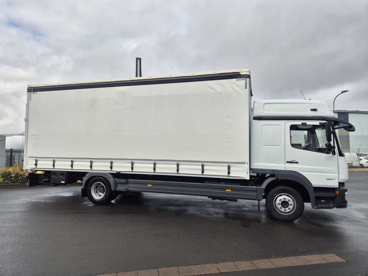Mercedes-Benz Atego 1527 L L-Haus LBW Palfinger 1.500kg 2 Bett - משאית וילונות צד: תמונה 4 Mercedes-Benz Atego 1527 L L-Haus LBW Palfinger 1.500kg 2 Bett - משאית וילונות צד: תמונה 4