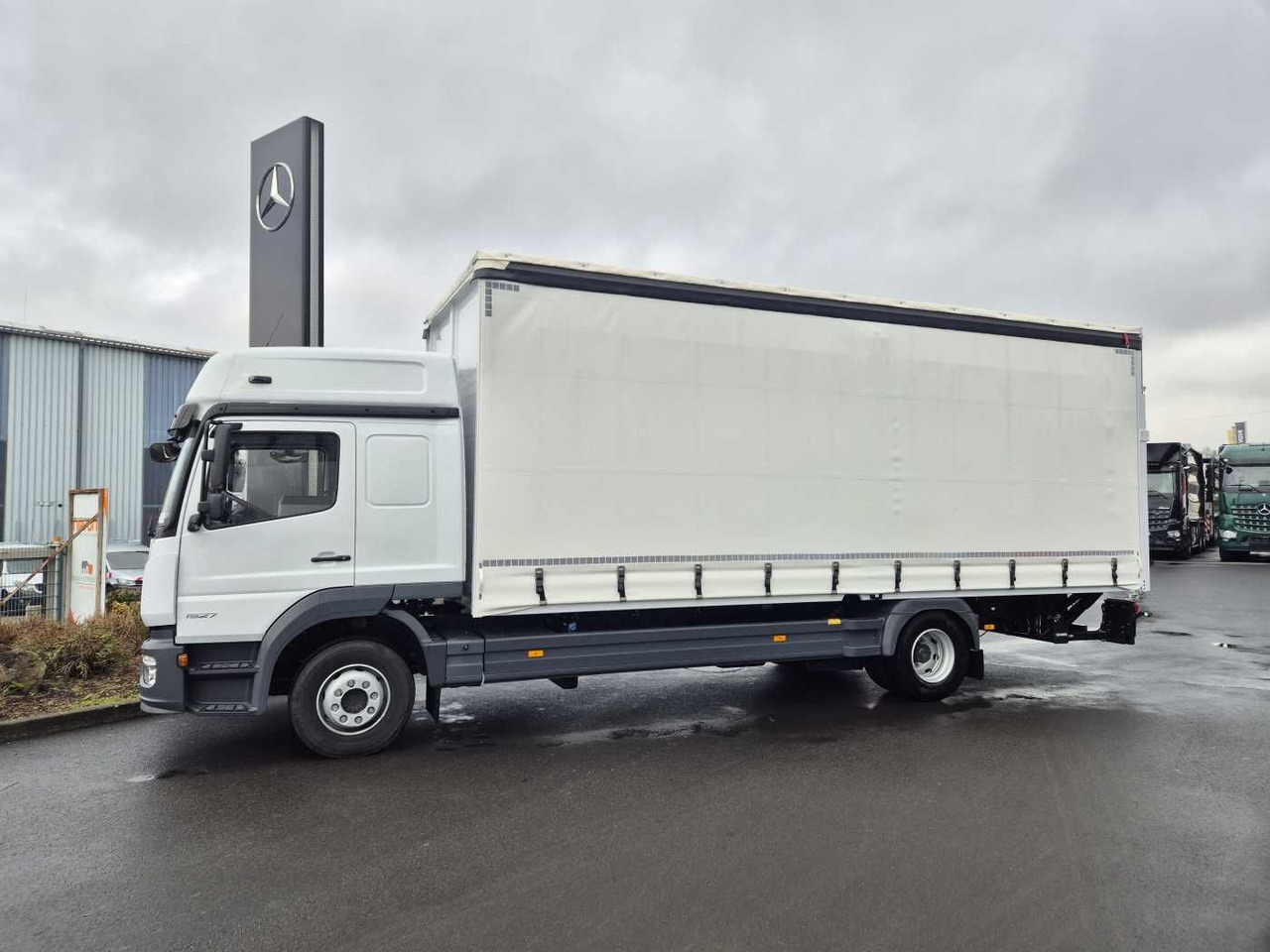Mercedes-Benz Atego 1527 L L-Haus LBW Palfinger 1.500kg 2 Bett - משאית וילונות צד: תמונה 3 Mercedes-Benz Atego 1527 L L-Haus LBW Palfinger 1.500kg 2 Bett - משאית וילונות צד: תמונה 3