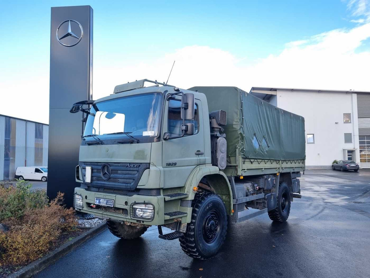 Mercedes-Benz Axor 1829 A 4x4 Pritsche/Plane 10 Stück - משאית וילונות צד: תמונה 2 Mercedes-Benz Axor 1829 A 4x4 Pritsche/Plane 10 Stück - משאית וילונות צד: תמונה 2