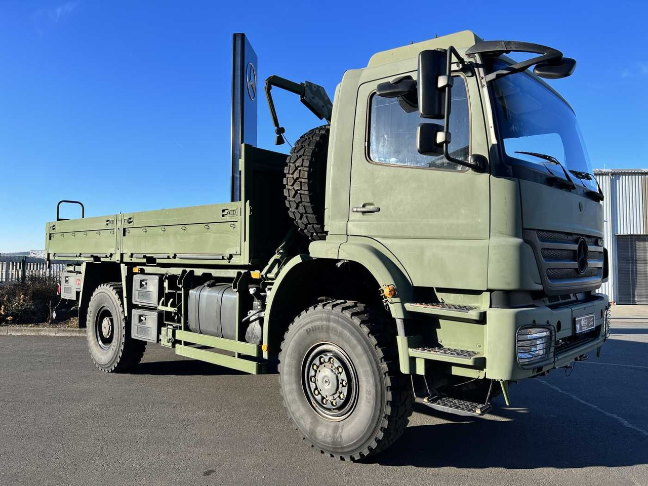 Mercedes-Benz Axor 1829 A 4x4 Pritsche - משאית צד נופל/ שטוחה: תמונה 3 Mercedes-Benz Axor 1829 A 4x4 Pritsche - משאית צד נופל/ שטוחה: תמונה 3