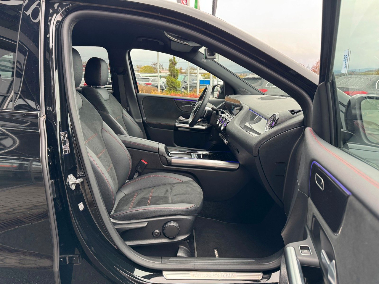 Mercedes-Benz B 200 AMG+AHK+Ambiente+RFK+MBUX+Night - סדאן: תמונה 4 Mercedes-Benz B 200 AMG+AHK+Ambiente+RFK+MBUX+Night - סדאן: תמונה 4