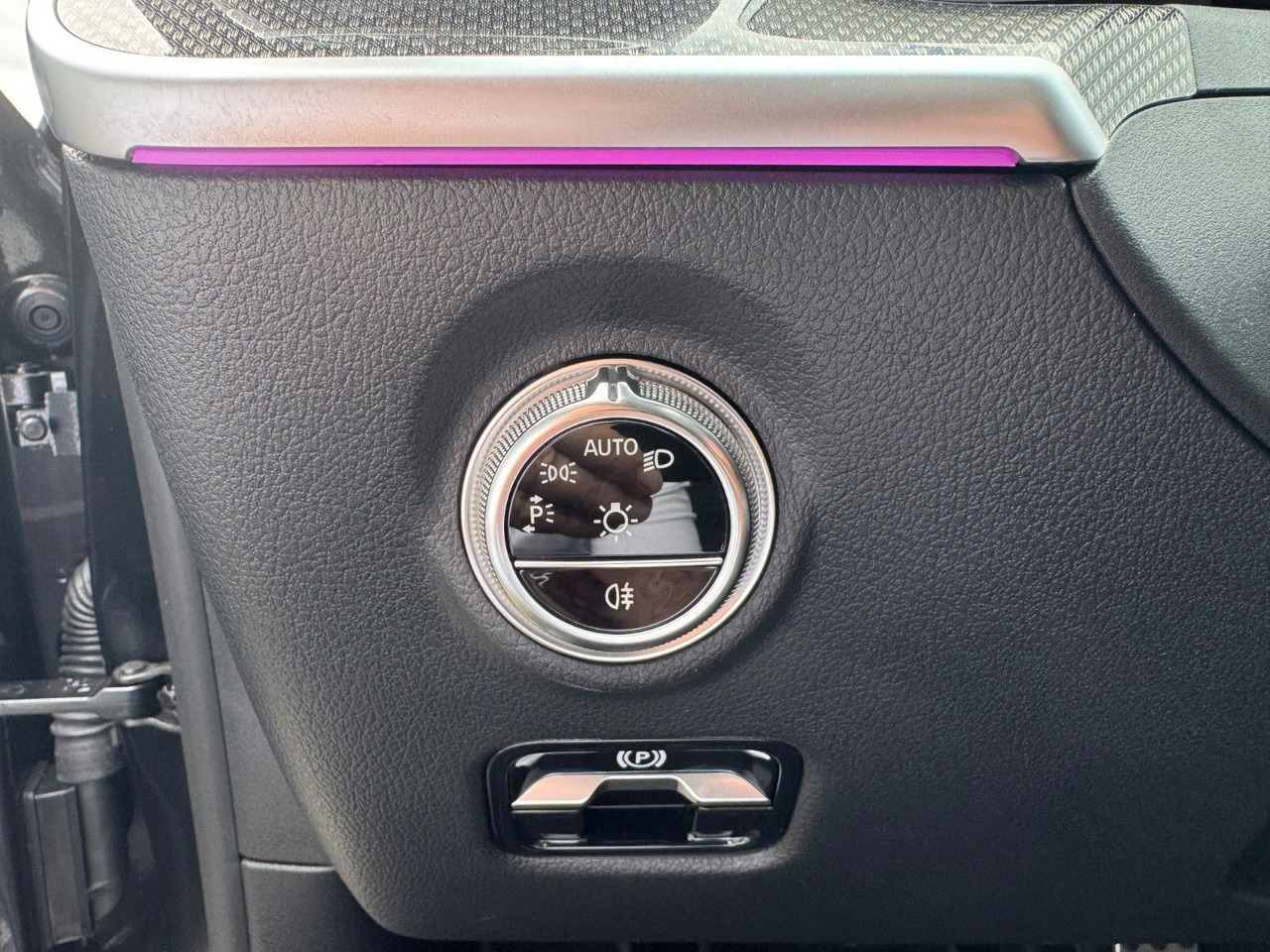 סדאן Mercedes-Benz C 400e 4M AMG+HUD+RFK+TotW+Ambiente+Night: תמונה 14