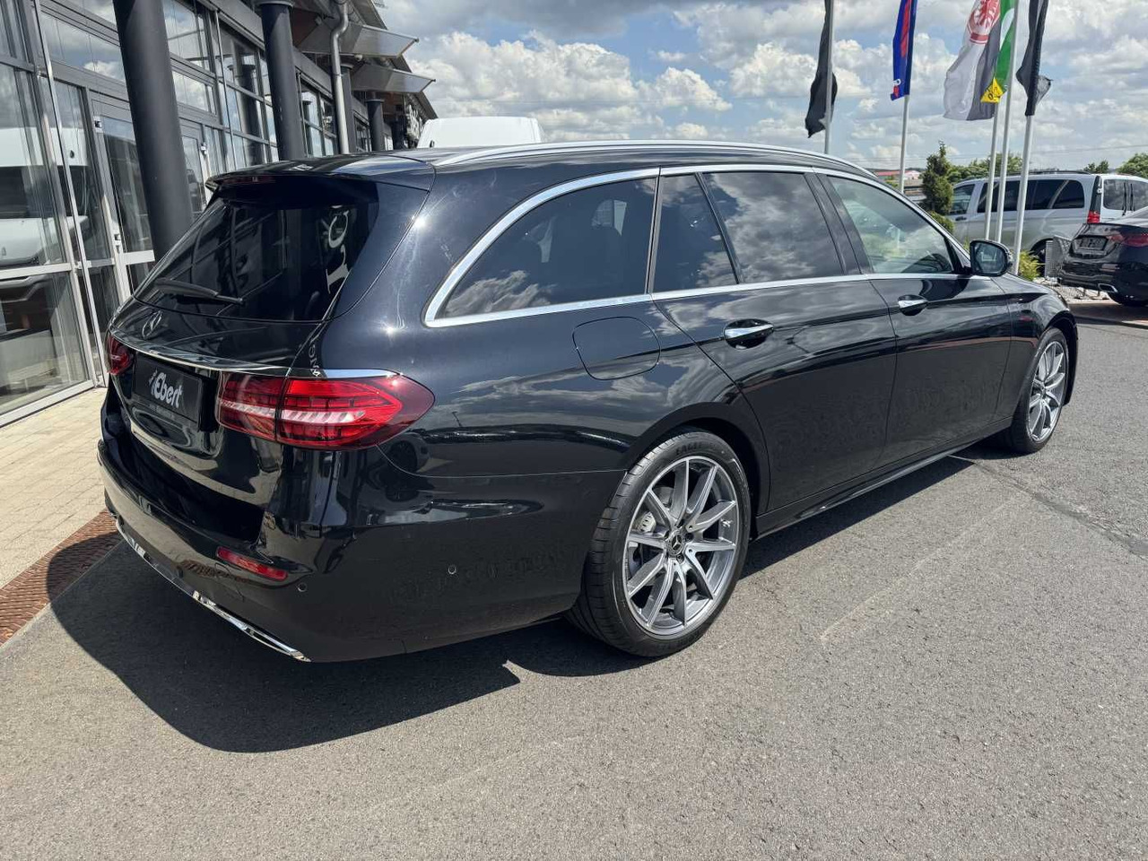Mercedes-Benz E 220d AMG+Pano+Burm+Distr+Memory+AHK+360 - מכונית: תמונה 4 Mercedes-Benz E 220d AMG+Pano+Burm+Distr+Memory+AHK+360 - מכונית: תמונה 4