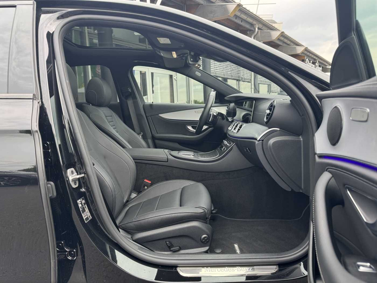 Mercedes-Benz E 220d AMG+Pano+Distr+Multibeam+RFK+Night - סדאן: תמונה 5 Mercedes-Benz E 220d AMG+Pano+Distr+Multibeam+RFK+Night - סדאן: תמונה 5