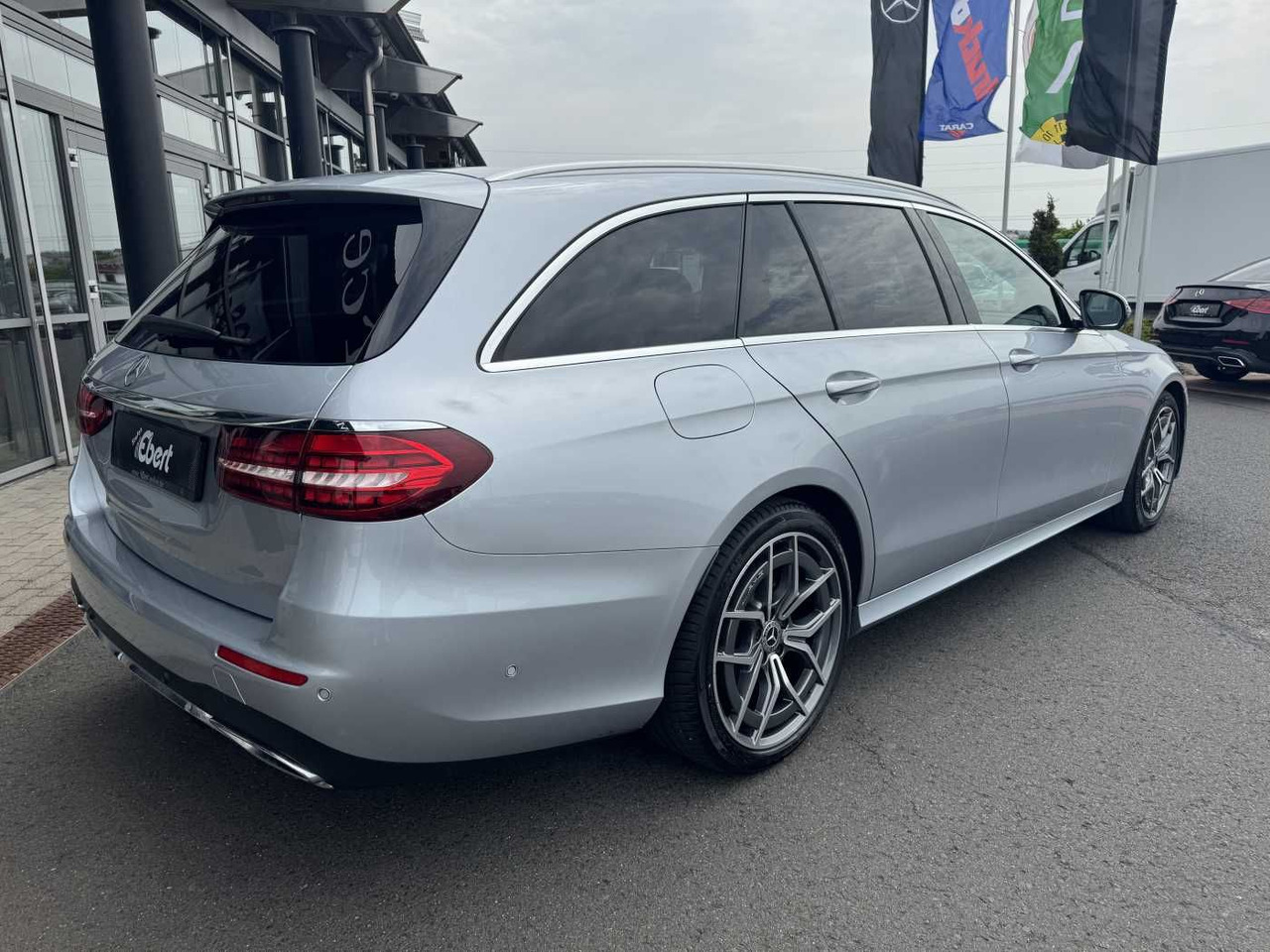 Mercedes-Benz E 220d T AMG+AHK+ESD+RKamera+TotW+ Ambiente - מכונית: תמונה 4 Mercedes-Benz E 220d T AMG+AHK+ESD+RKamera+TotW+ Ambiente - מכונית: תמונה 4