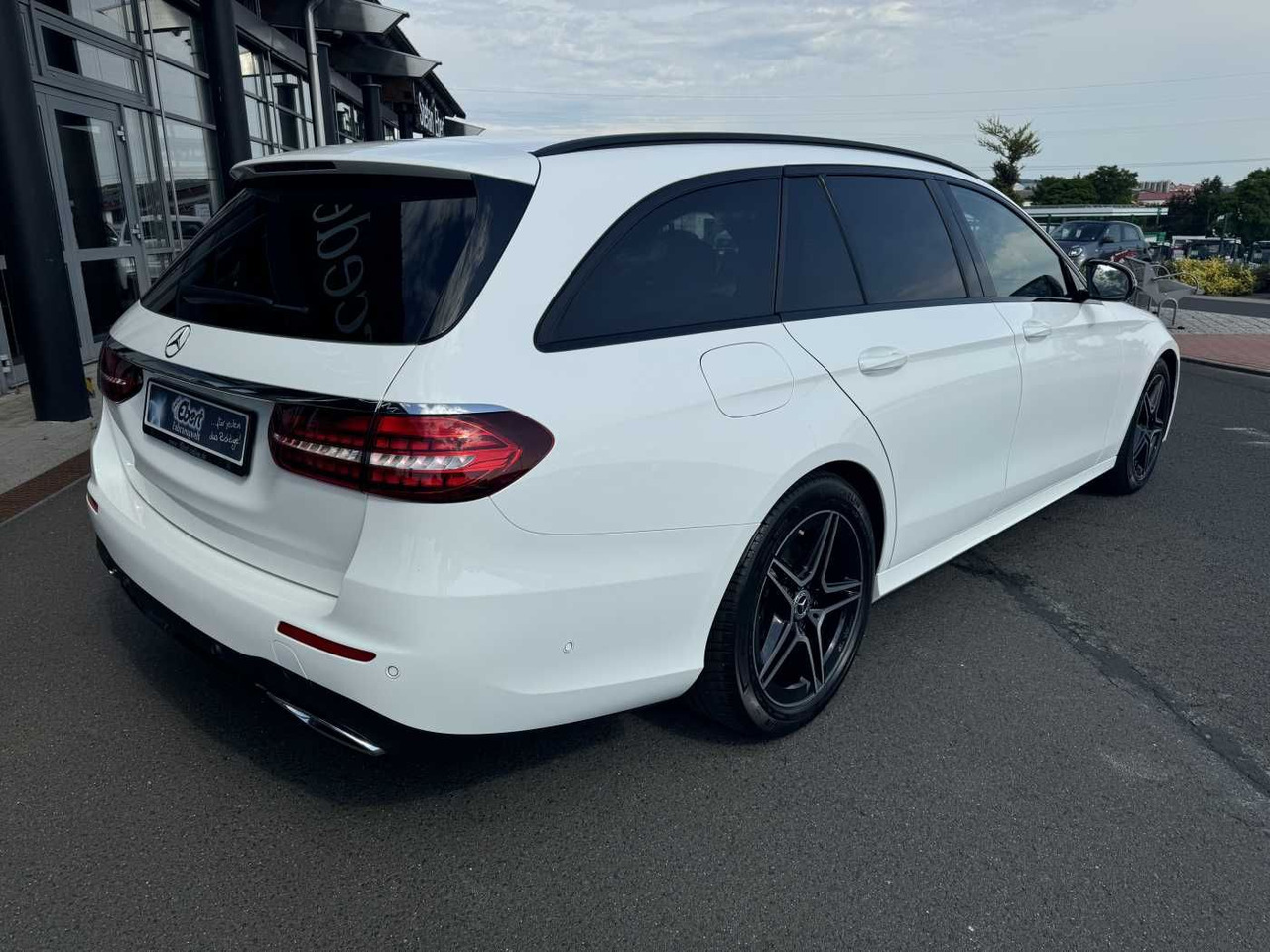 Mercedes-Benz E 220d T AMG+Pano+AHK+Night+TotW+ RKamera+Ambien - מכונית: תמונה 4 Mercedes-Benz E 220d T AMG+Pano+AHK+Night+TotW+ RKamera+Ambien - מכונית: תמונה 4