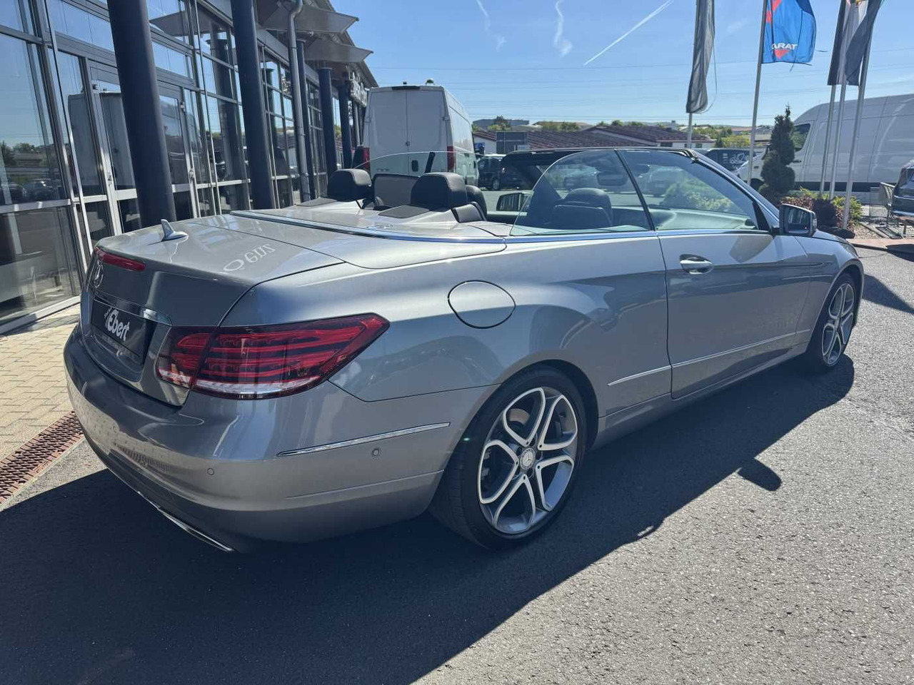 Mercedes-Benz E 300 Cabrio Sportpaket+Distr+Airscarf+SitzKlima - מכונית: תמונה 4 Mercedes-Benz E 300 Cabrio Sportpaket+Distr+Airscarf+SitzKlima - מכונית: תמונה 4