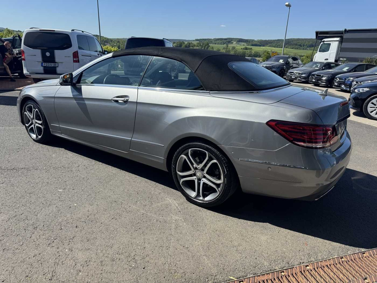 Mercedes-Benz E 300 Cabrio Sportpaket+Distr+Airscarf+SitzKlima - מכונית: תמונה 3 Mercedes-Benz E 300 Cabrio Sportpaket+Distr+Airscarf+SitzKlima - מכונית: תמונה 3