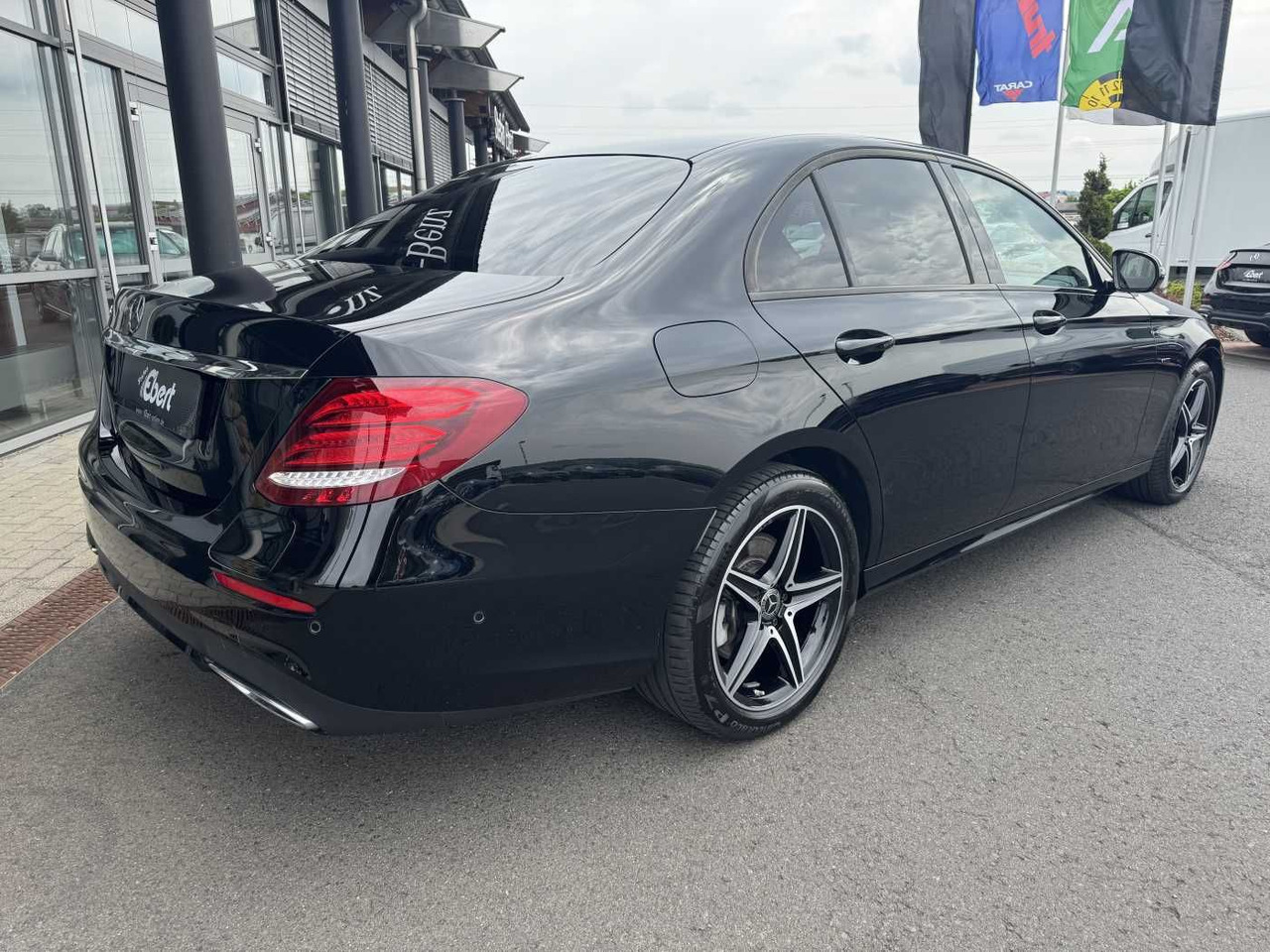 Mercedes-Benz E 300de 9G AMG+Pano+Memory+Ambiente+ RFK+Night - סדאן: תמונה 4 Mercedes-Benz E 300de 9G AMG+Pano+Memory+Ambiente+ RFK+Night - סדאן: תמונה 4