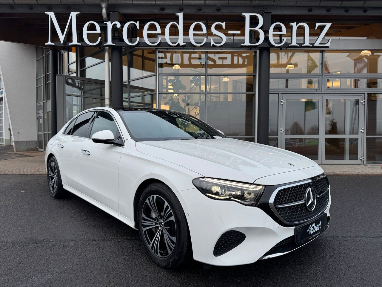 Mercedes-Benz E 450 4M Avantgarde+Pano+DistrPro+Digital+360 - סדאן: תמונה 2 Mercedes-Benz E 450 4M Avantgarde+Pano+DistrPro+Digital+360 - סדאן: תמונה 2