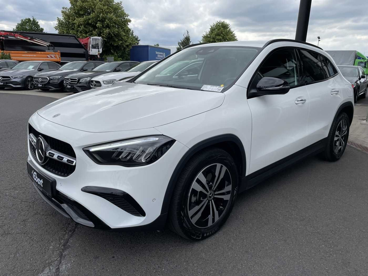 Mercedes-Benz GLA 220 4M 8G Progressive R-Kamera +Distr+Ambien - SUV: תמונה 2 Mercedes-Benz GLA 220 4M 8G Progressive R-Kamera +Distr+Ambien - SUV: תמונה 2