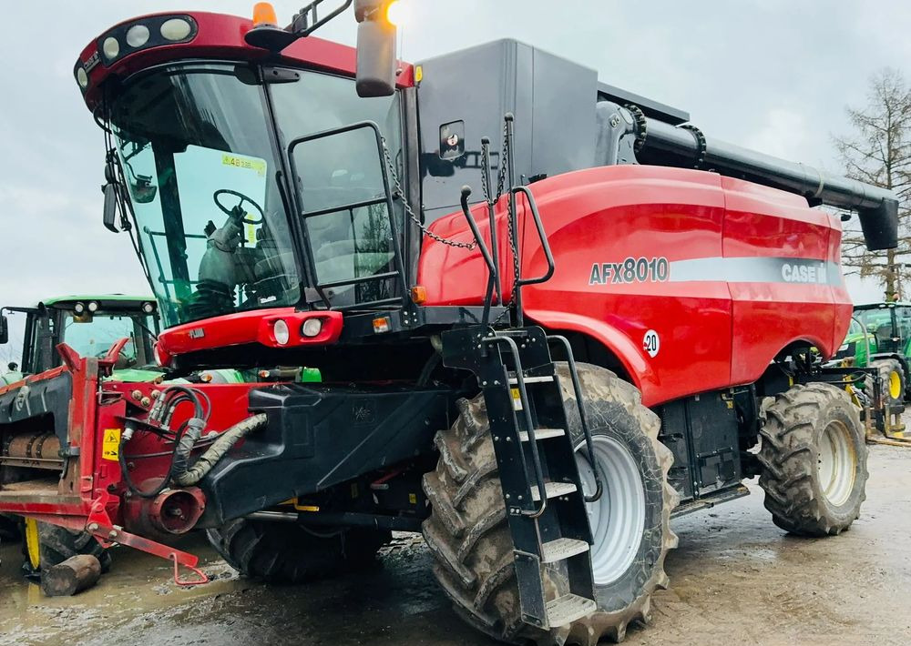 Case IH AFH 8010 - מקצרת קומבינה: תמונה 2 Case IH AFH 8010 - מקצרת קומבינה: תמונה 2