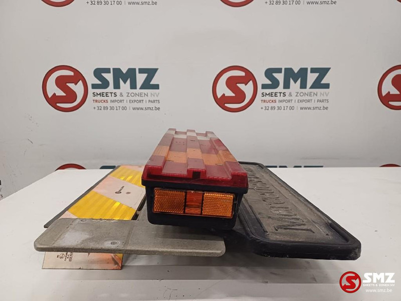 Mercedes-Benz Occ achterlicht links met steun Mercedes - פנס אחורי עבור משאית: תמונה 4 Mercedes-Benz Occ achterlicht links met steun Mercedes - פנס אחורי עבור משאית: תמונה 4