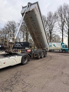 Schmitz Cargobull Stalen kipper 24 cub - סמיטריילר עם מזהיר: תמונה 1 Schmitz Cargobull Stalen kipper 24 cub - סמיטריילר עם מזהיר: תמונה 1